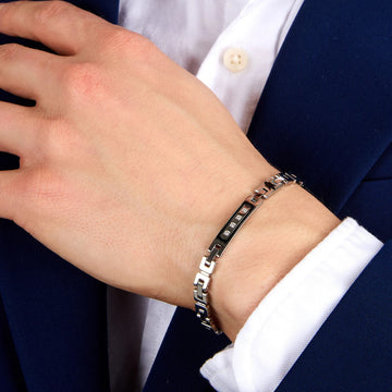 Ανδρικό βραχιόλι Maserati Diamonds JM125ATY21 ατσάλινο ασημί με μαύρο κεραμικό, διαμαντάκια και μάυρη τρίαινα-φορεμένο.